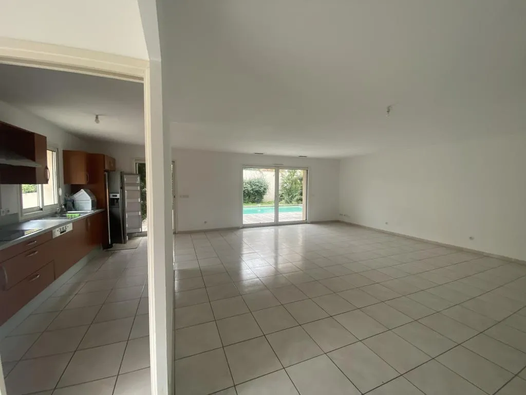 Cuisine - Grande Villa avec Piscine dans le Quartier Richter