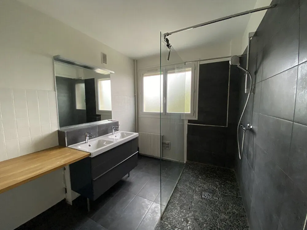 Bagni - 3-Bed Apartment with Balcony in Yvelines