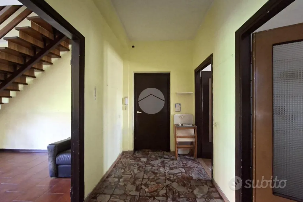 Esik - Villa Apartment with Balcony in Sedriano