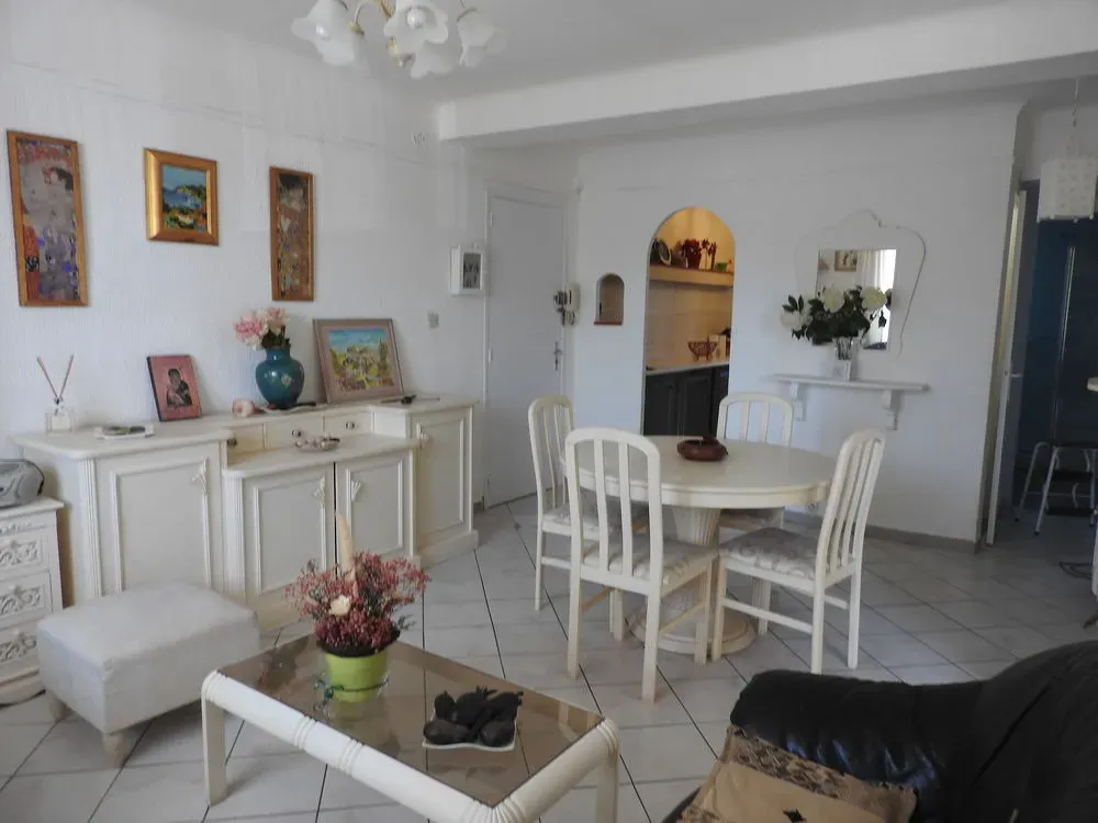 Salle à manger - Appartement 3 Pièces avec Balcons dans le Quartier des Aubes
