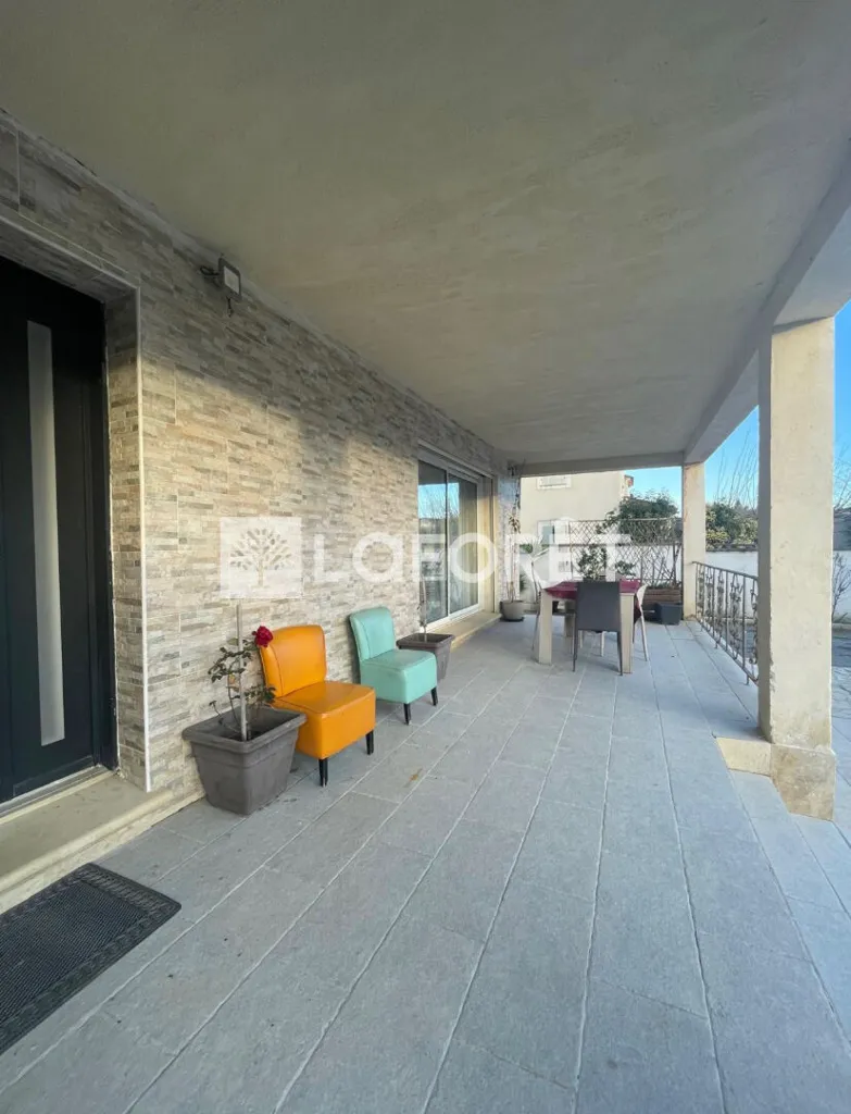 Terrass - Mixed-Use Property with Garden in Arles