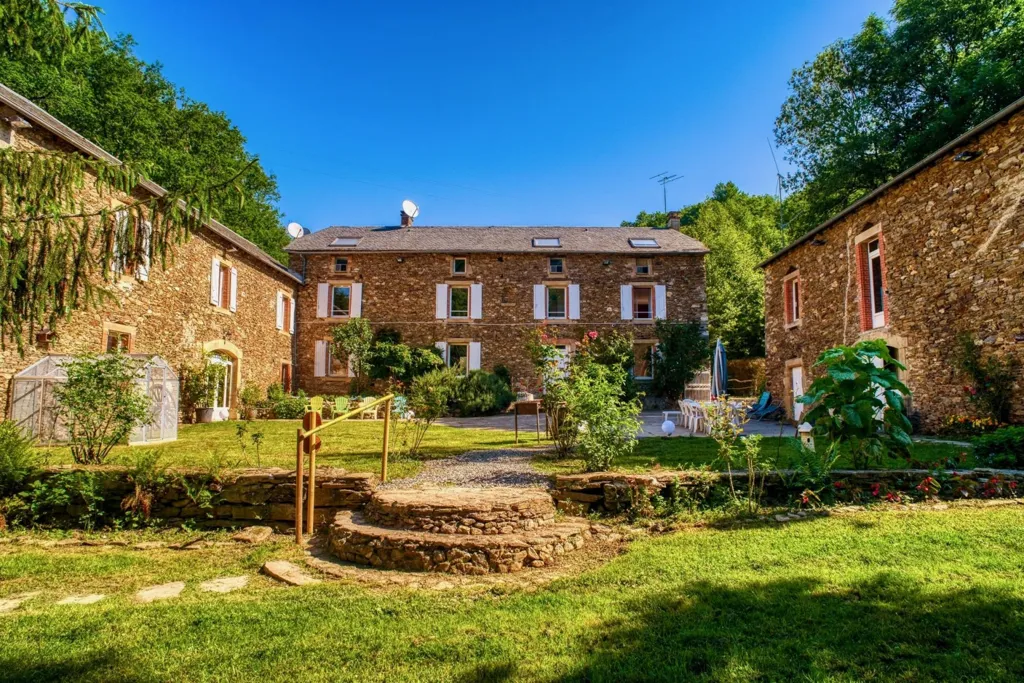Aed - Castle with Nature Reserve in Le Dourn