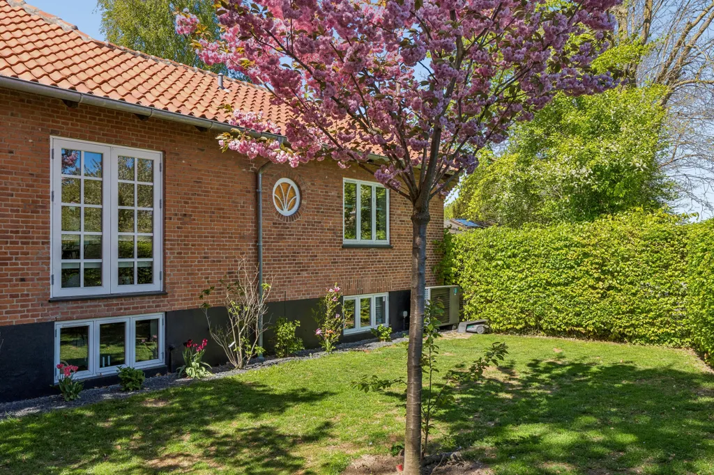 Garden - Charming Brick Villa with Terrace in Birkerød