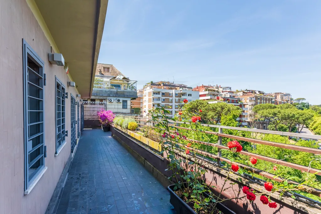 Rõdu - Penthouse with Panoramic Terrace in Vigna Clara, Rome