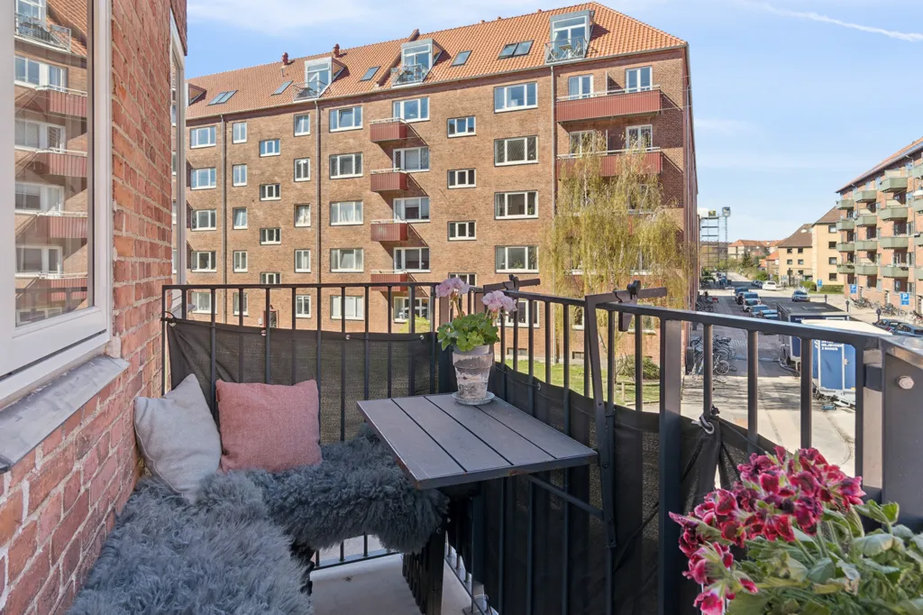 Rõdu - Apartment with Corner Balcony in Valby