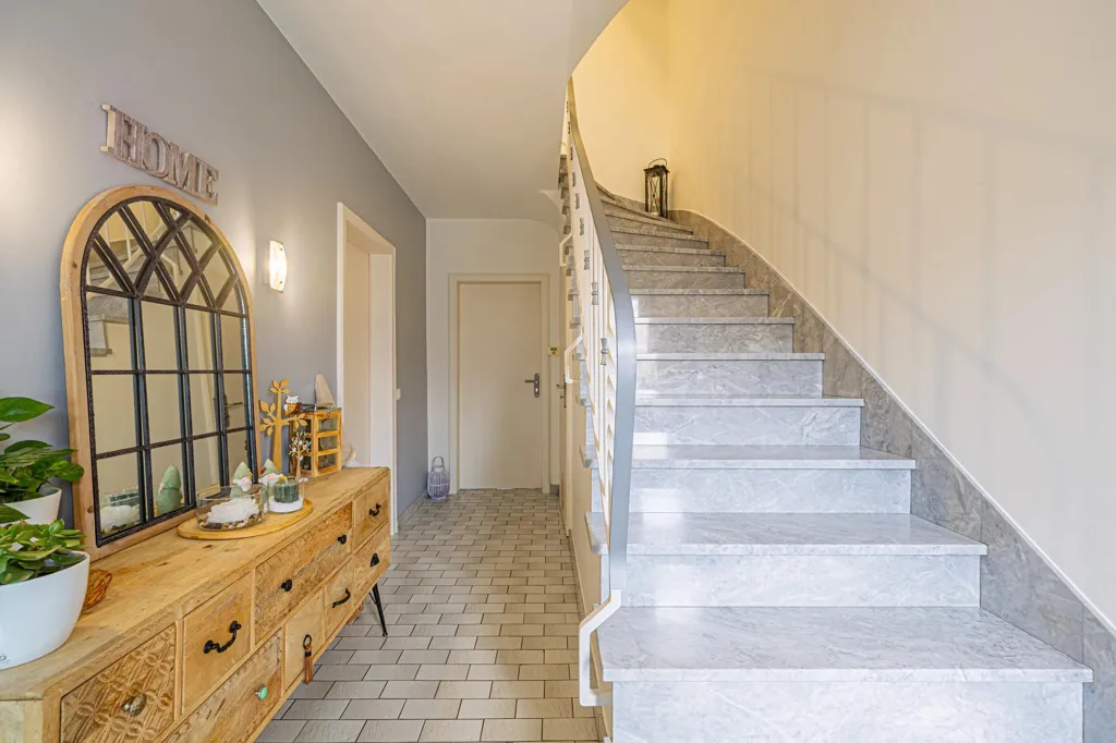Hallway - Spacious Maison with Garden in Soleuvre