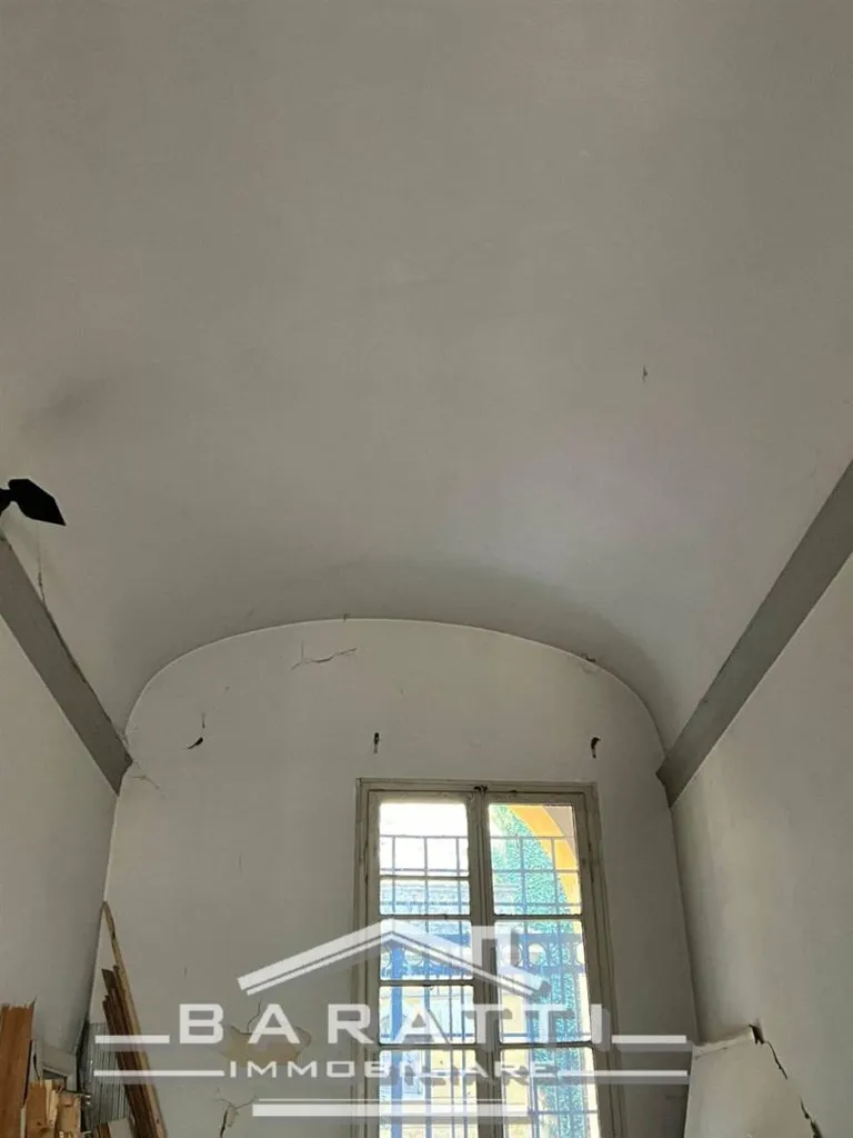 Rooms - Ground Floor Apartment with Balcony in Mantua