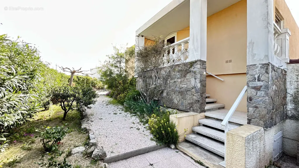 Välivaade - Seafront Villa with Balcony in Solviou