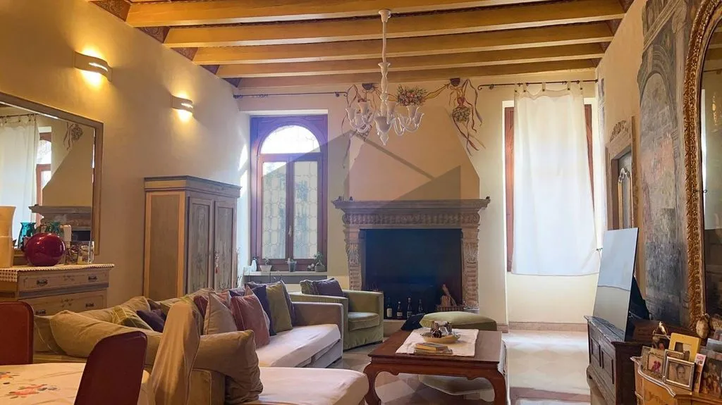 Elutuba - Historic Villa with Private Courtyard in Verona