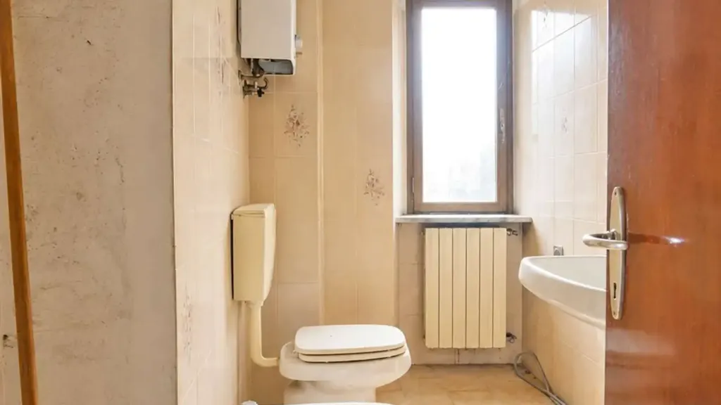 Bathrooms - Rustic Stone Cottage with Panoramic Terrace in Mulazzo