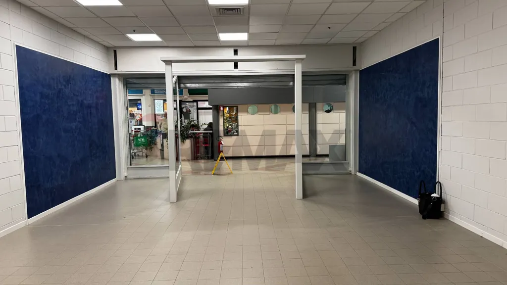 Esik - Retail Unit with Large Display in Collecchio