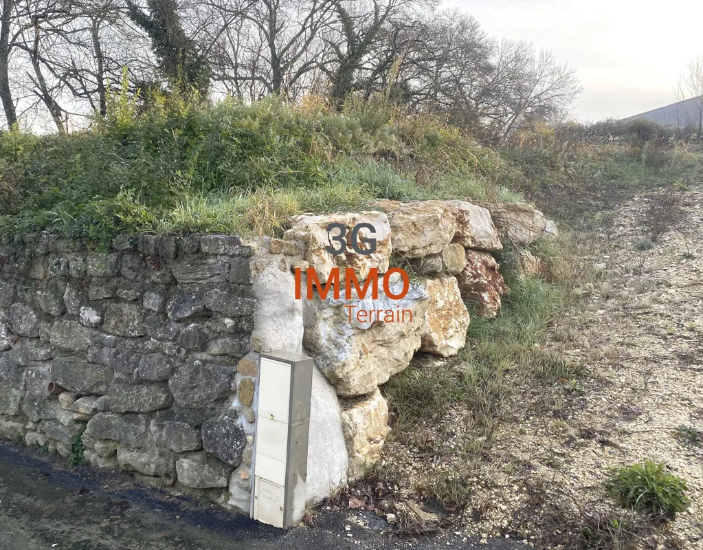 Jardin - Terrain Constructible au Calme avec Vue Sud près de Nîmes