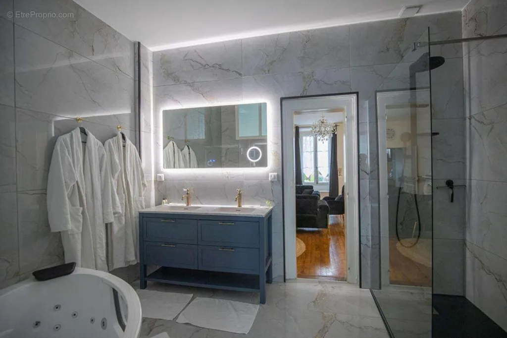 Salles de bain - Immeuble de Prestige avec Jardin à Limoges