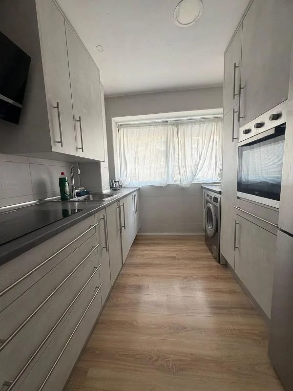 Cuisine - Modernised 2-Bed Flat with A/C in Oliver