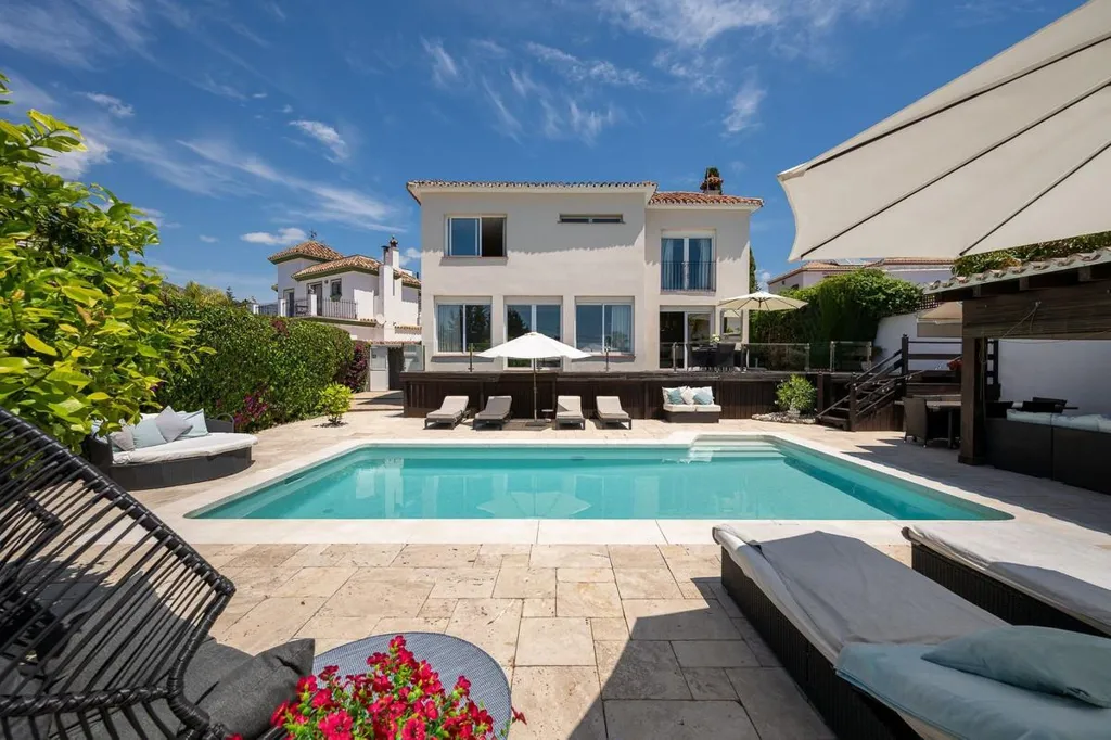 Piscine - Detached Villa with Private Pool in Río Real, Marbella