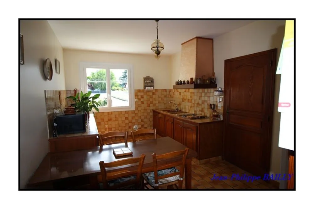 Söögituba - Charming 5-Piece House with Garden in Bordes