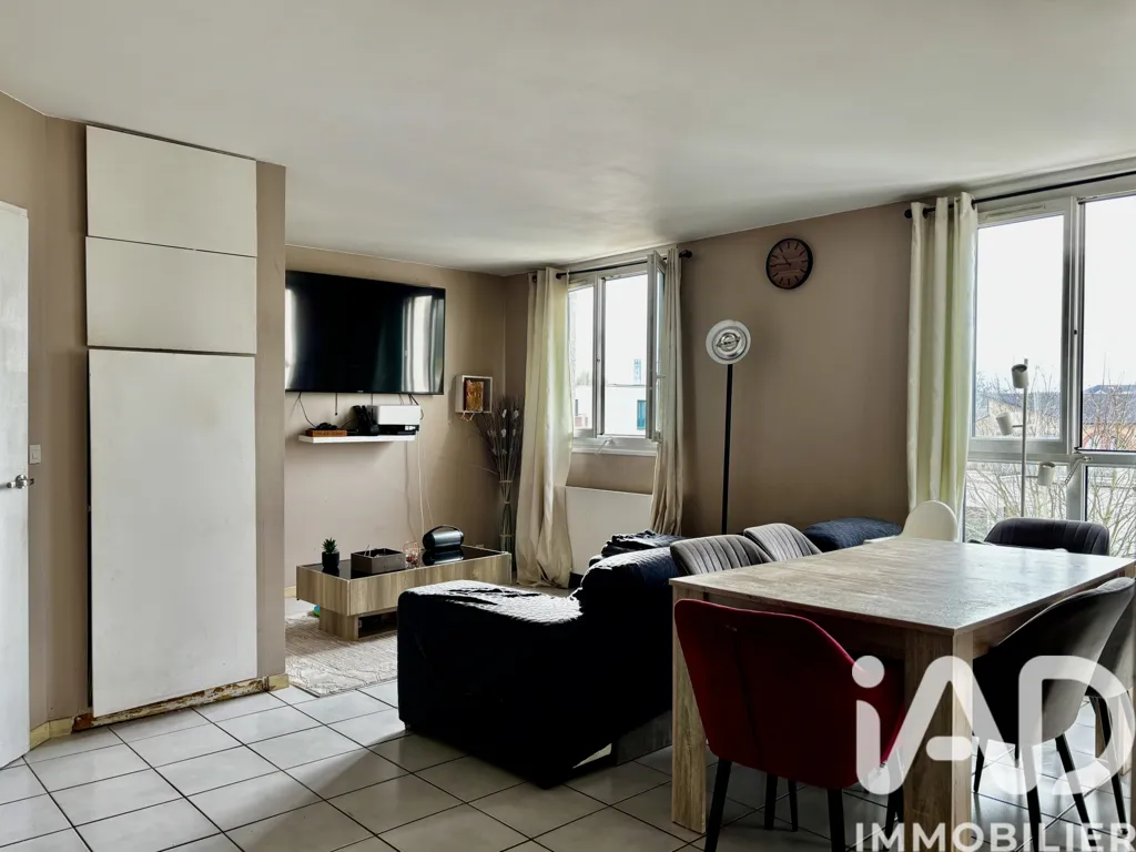 Séjour - Duplex avec Terrasse au Dernier Étage à Cergy