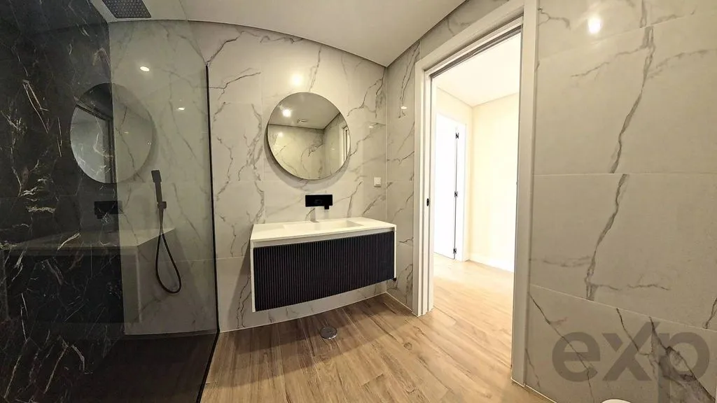 Vannitoad - Luxury Flat with City View in Almancil