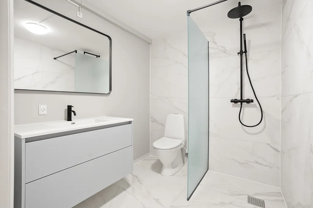 Bathrooms - Charming Renovated Flat with Parking in Øgaderne