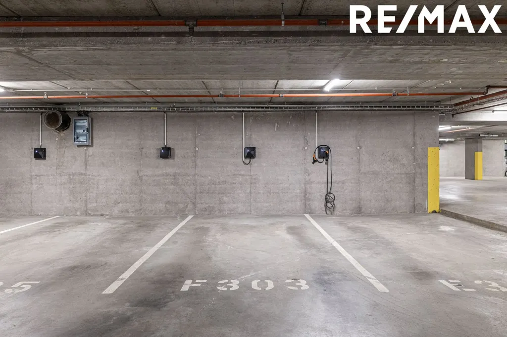 Garage - Apartment with Lift in Garðabær