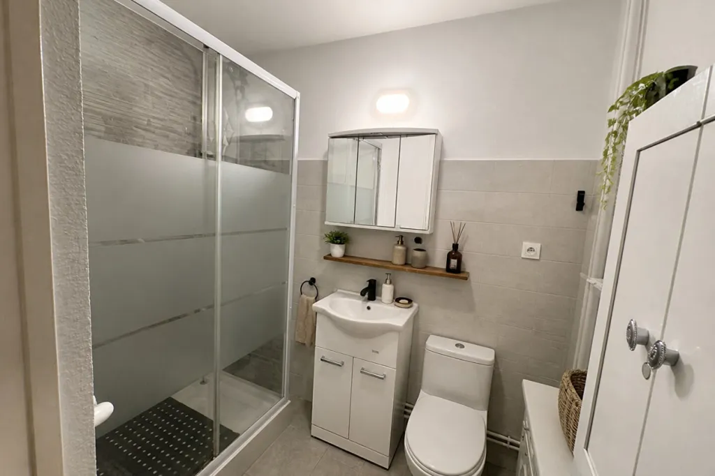 Salles de bain - Appartement avec Volumes Généreux à Annemasse