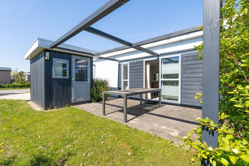 Terrass - Chalet with Waterfront Access in Hellevoetsluis