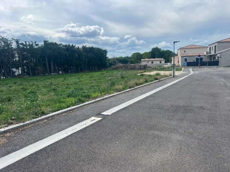 Aed - Flat Terrain with Garden in Senas