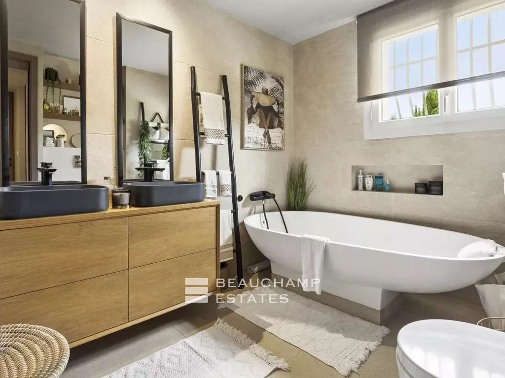 Vannitoad - Contemporary Villa with Hill Views in Mougins