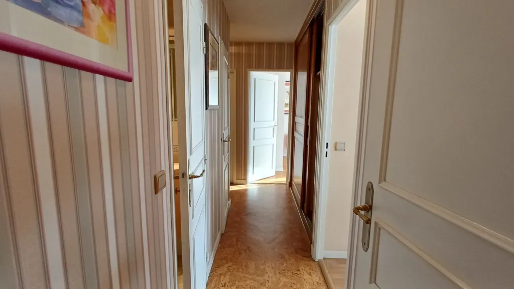 Entrée - Appartement Traversant avec Garage et Balcon à Clermont-Ferrand