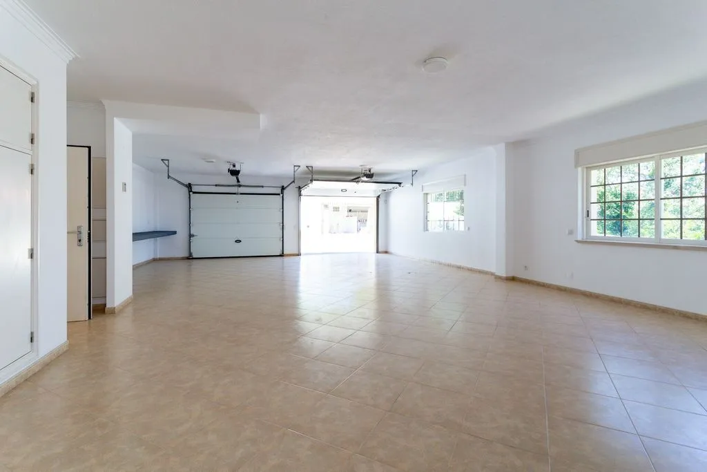 Garage - Luxury Villa with Pool in Rio de Mouro