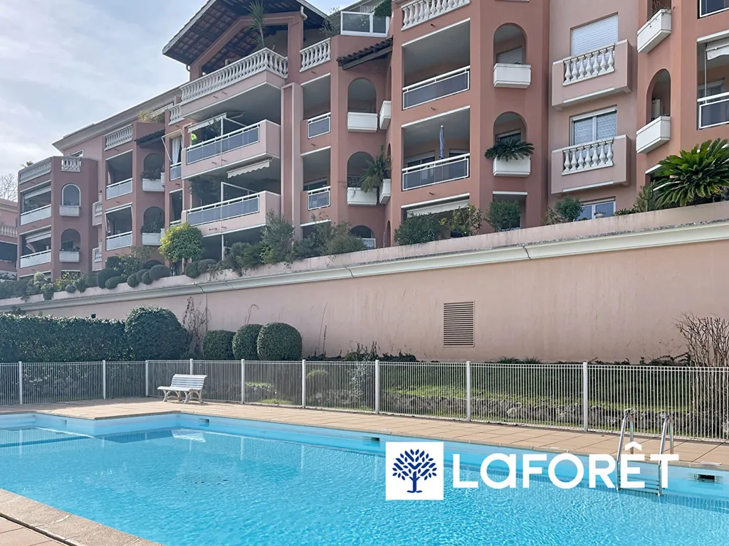 Piscine - Appartement avec Vue Panoramique Mer à Vence