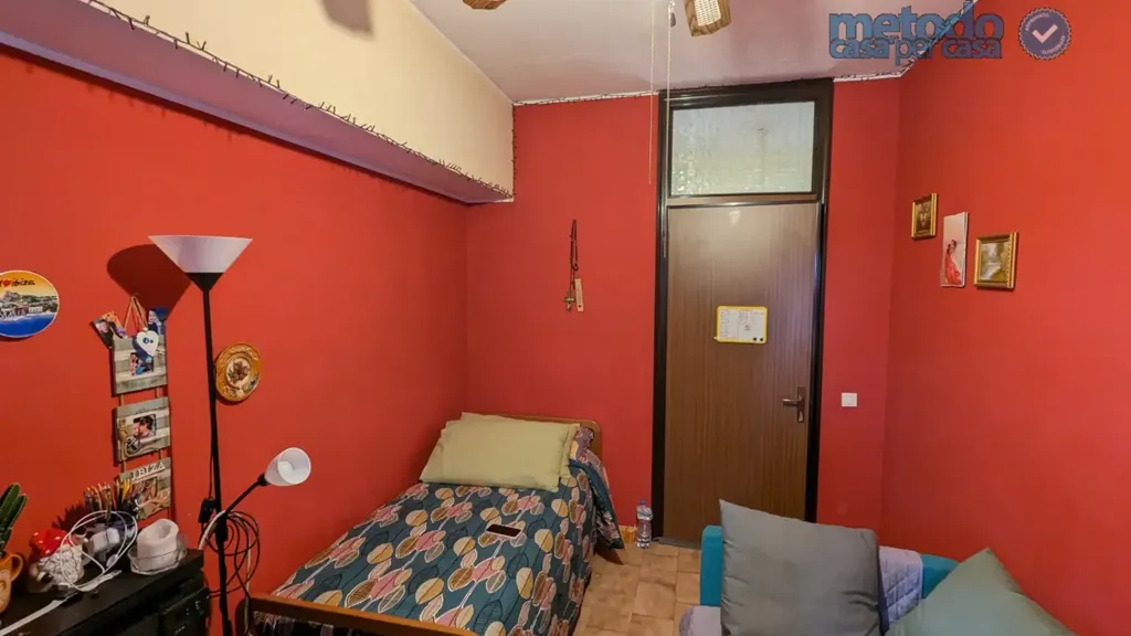 Bedrooms - Villa with Workshop and Apartments in Gavello