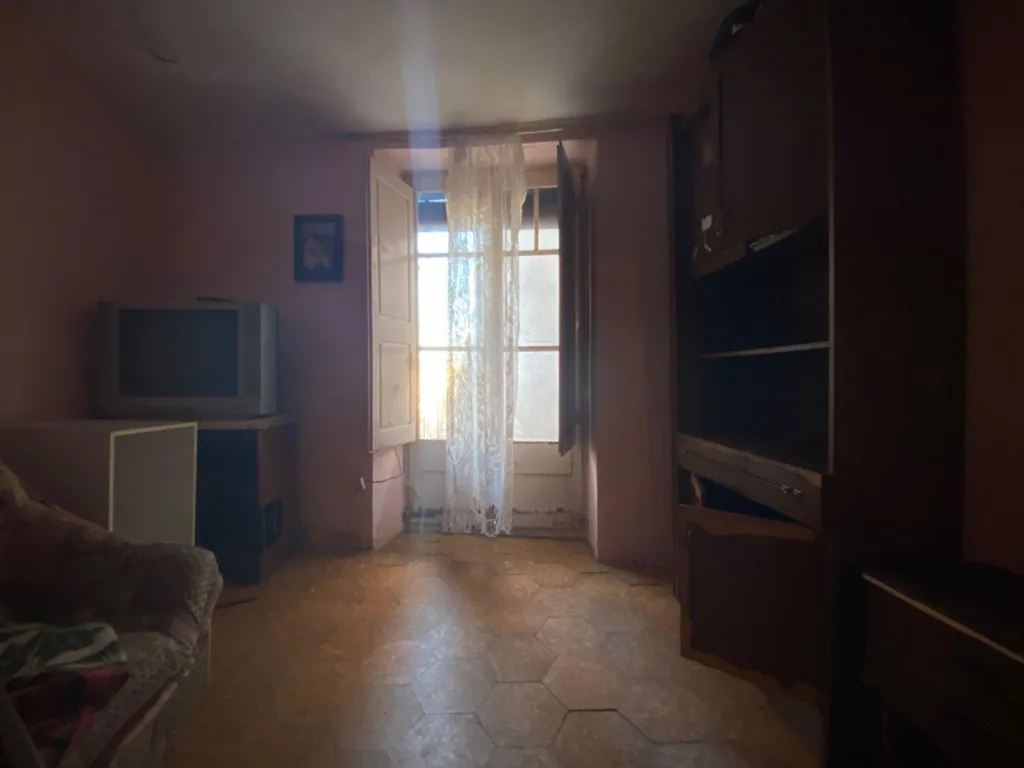 Elutuba - House with Reform Potential in Godall