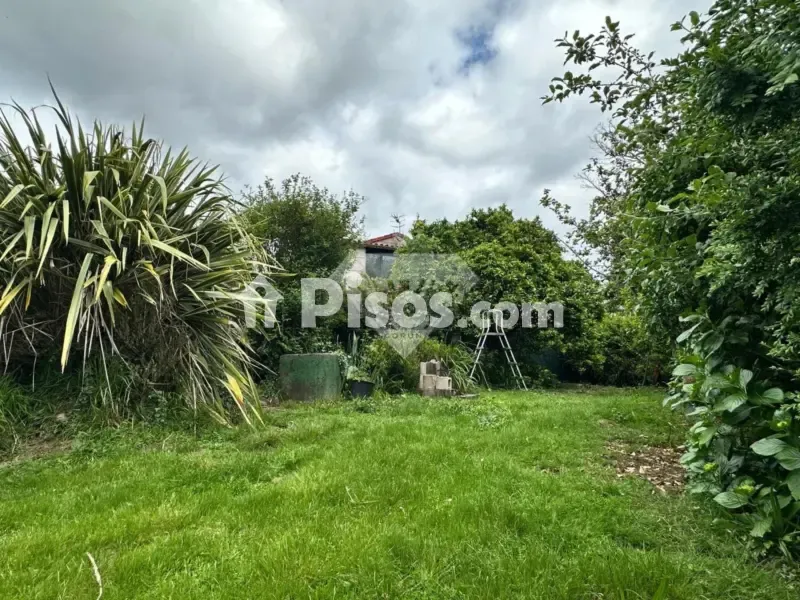 Jardin - Two-Storey House with Solar Panels in A Cañiza