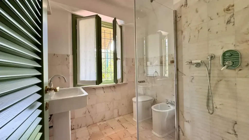 Salles de bain - Villa with Garden in Poveromo, Massa