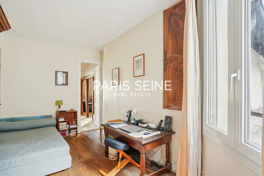 Living Room - 3-Piece Apartment with View in Paris 1st