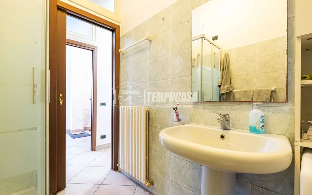 Bagni - Bright Trilocale with Loggia in Bosisio Parini