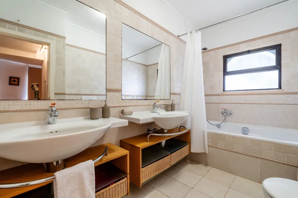 Bathrooms - Sea View Villa with Pool in Alvor