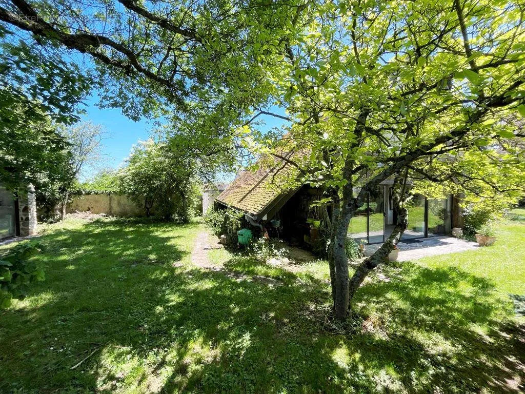 Aed - Charming Two-Home Property with Garden in Sens