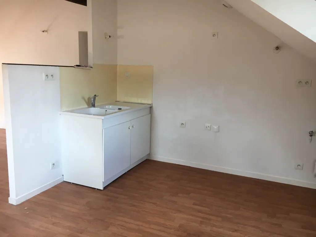 Rooms - 3-Bedroom Flat near Amenities in Châtellerault