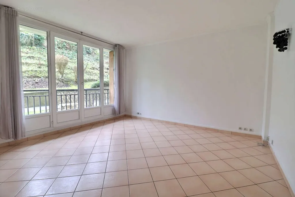 Soggiorno - 2-Bedroom Apartment with Parking in Chaville