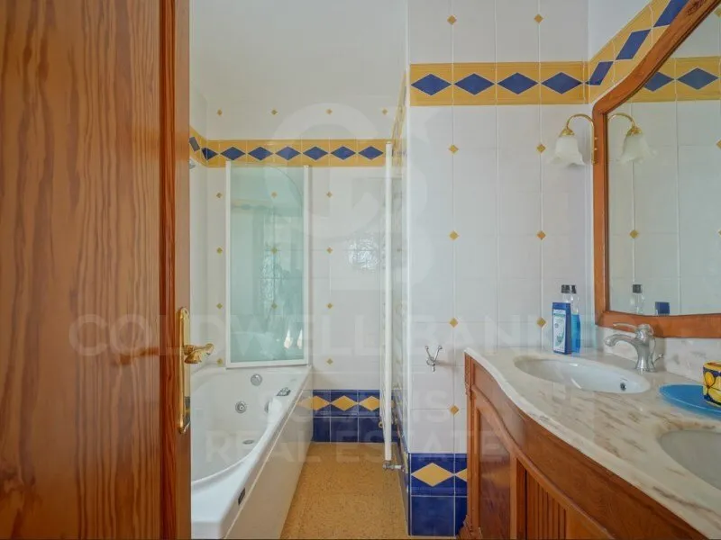 Bathrooms - Traditional Villa with Panoramic Views in Javea