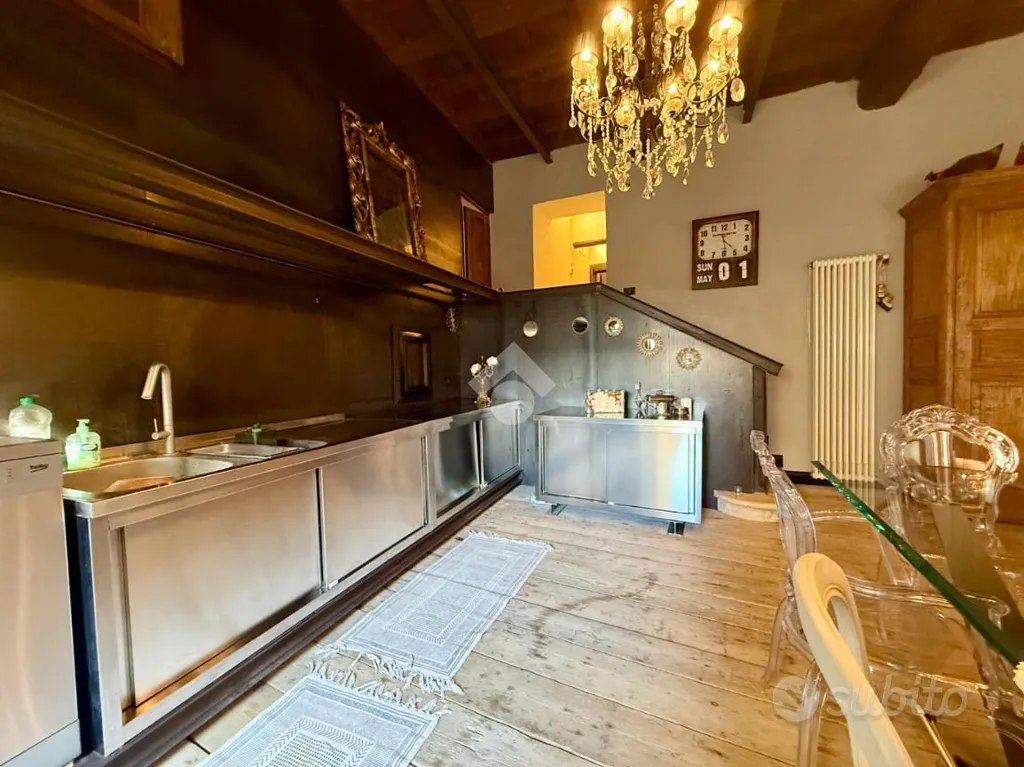 Köök - Charming 5-Bedroom Apartment in Orte