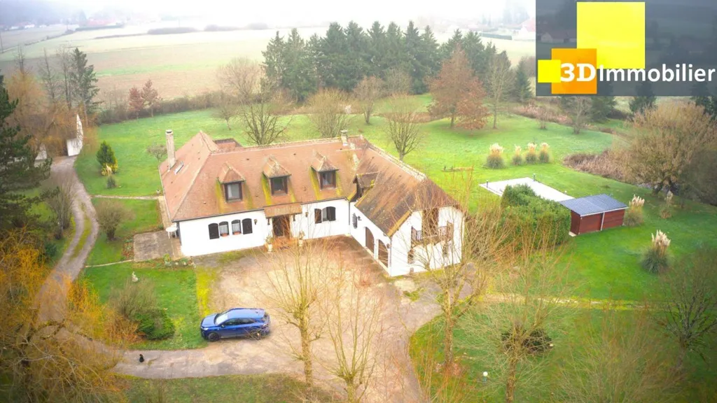 Vue aérienne - Maison de Campagne avec Piscine et Jardin à Dole