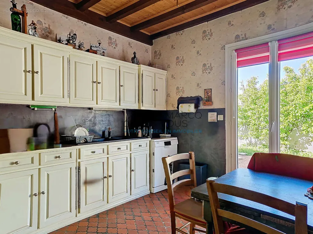 Köök - House with Complete Basement in Quiet Residential Area
