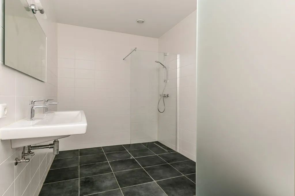 Bathrooms - Waterfront Apartment with Balcony in Tilburg