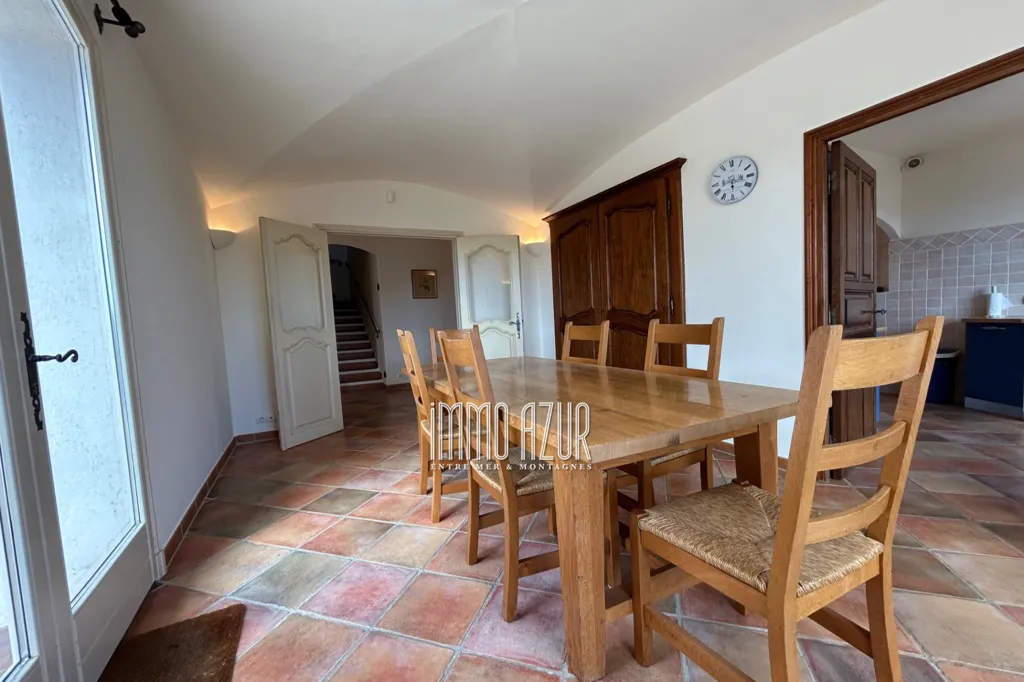 Salle à manger - Villa Récemment Construite avec Piscine à Proximité des Collines