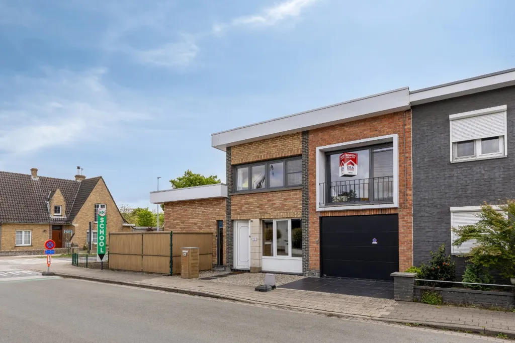 Extérieur - Maison Familiale avec Piscine Solaire à Proximité du Centre-Ville