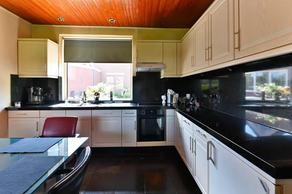 Cuisine - Free-Standing Business House with Workshop in Venlo