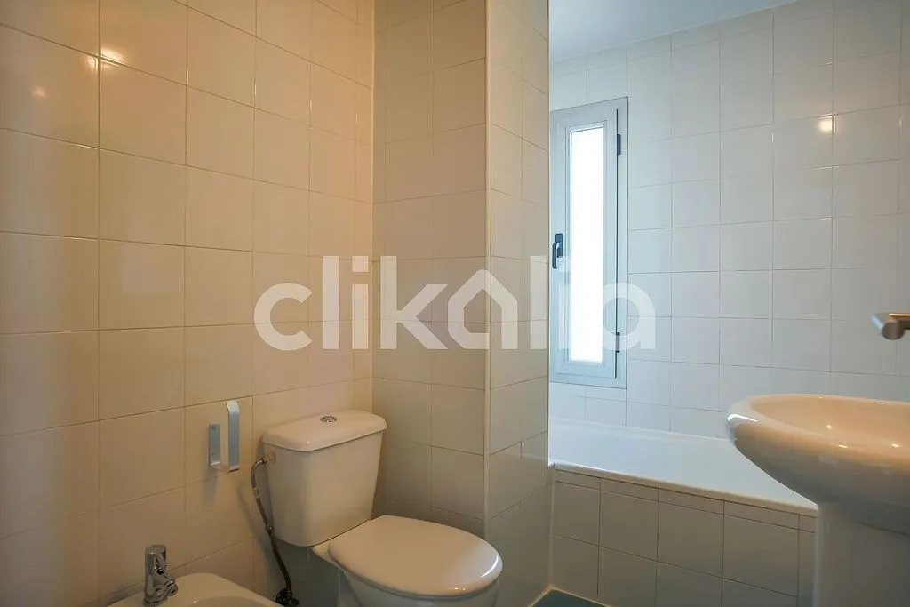 Bathrooms - 1-Bedroom Flat with Elevator in Ensanche de Vallecas